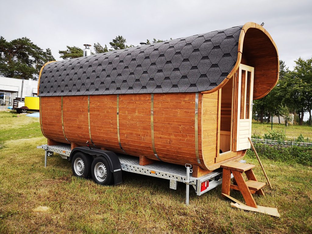Mobilioji pirtis su kubilu lauke sodyboje