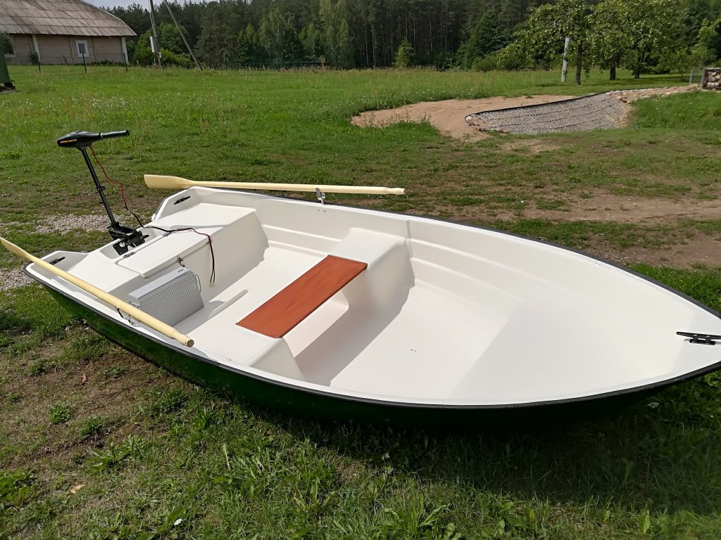 Plastikinė valtis nuomai prie Arino ežero