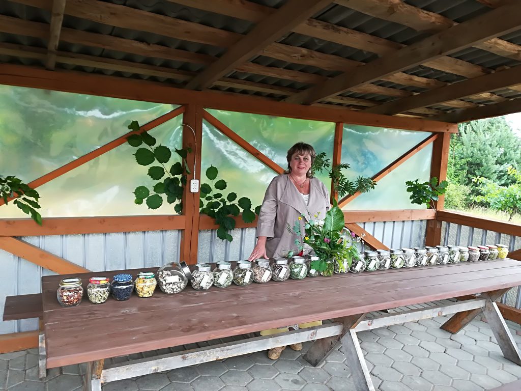 Žolininkė – sodybos šeimininkė su vaistažolėmis